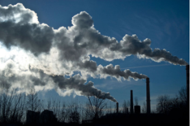 usine émettant des fumées blanches pour illustrer l'image du PVC et de la toile cirée
